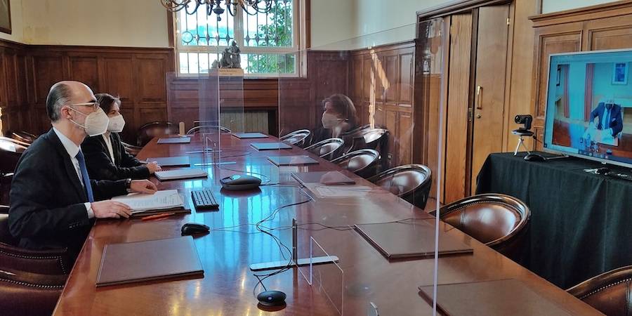 El presidente de la Autoridad Portuaria de Vigo, Jes&uacute;s V&aacute;zquez Almu&iacute;&ntilde;a, ha mantenido esta ma&ntilde;ana una reuni&oacute;n institucional con el delegado del Gobierno en Galicia, Javier Losada.