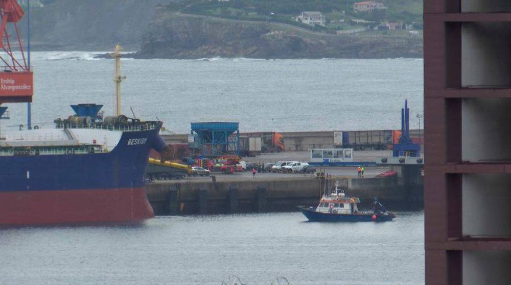 Fallecen dos trabajadores en el Puerto de Gijón en el vuelco de dos camiones-grúa