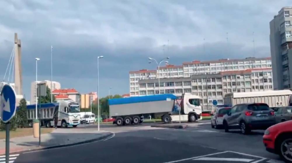 Los transportistas gallegos del carb&oacute;n convocan una movilizaci&oacute;n en A Coru&ntilde;a y estudian llevarla a la AP-9