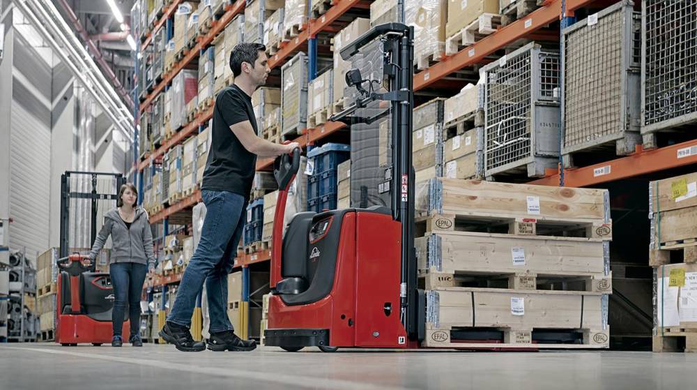 Linde presenta una nueva gama de apiladores peatonales compactos