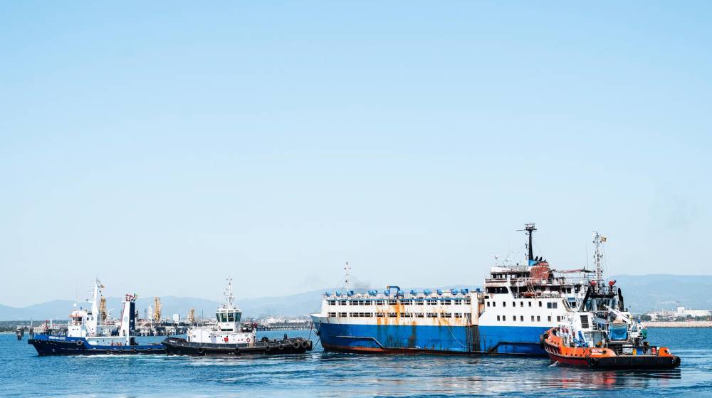 <i>Elbeik</i>, el barco que se incendió en 2021, abandona definitivamente el Puerto de Tarragona