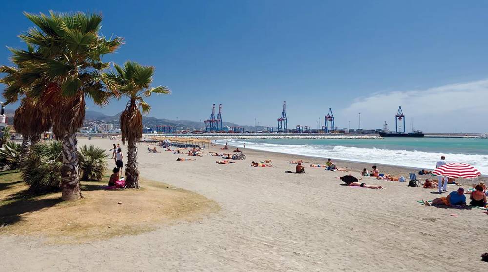 El Puerto de Málaga inicia una nueva fase de aportación de arena a la playa de San Andrés