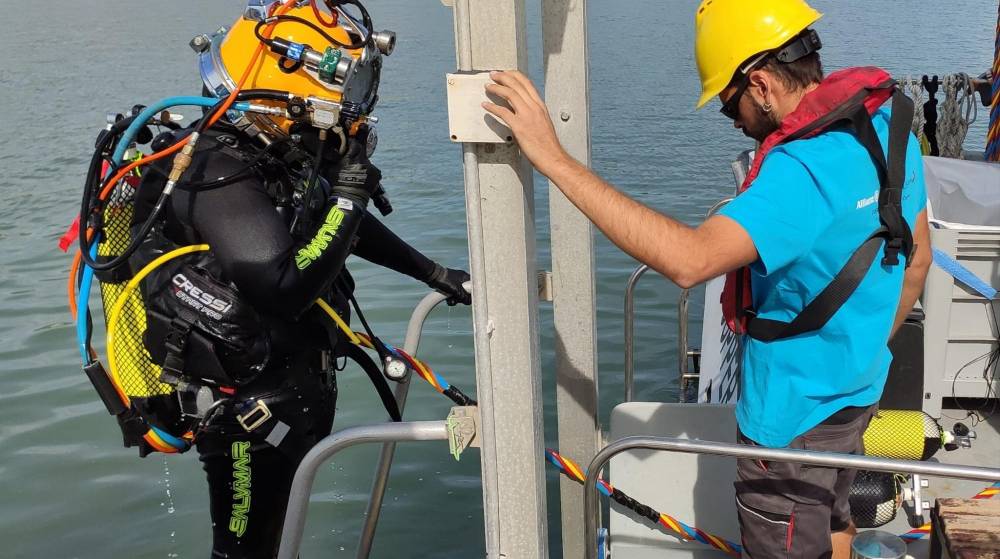 Ports de la Generalitat y Enaleia lideran la limpieza del fondo marino del puerto de la Ràpita