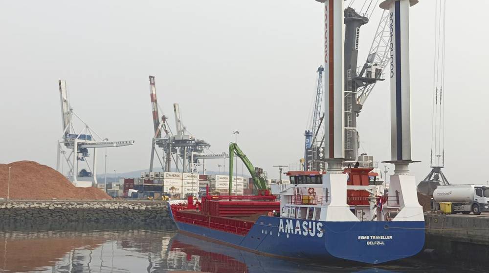 El Puerto de Marín recibe un mercante equipado con velas rígidas de succión