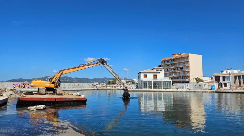 La APB empieza la limpieza del fondo marino de la dársena del Molinar en el puerto de Palma