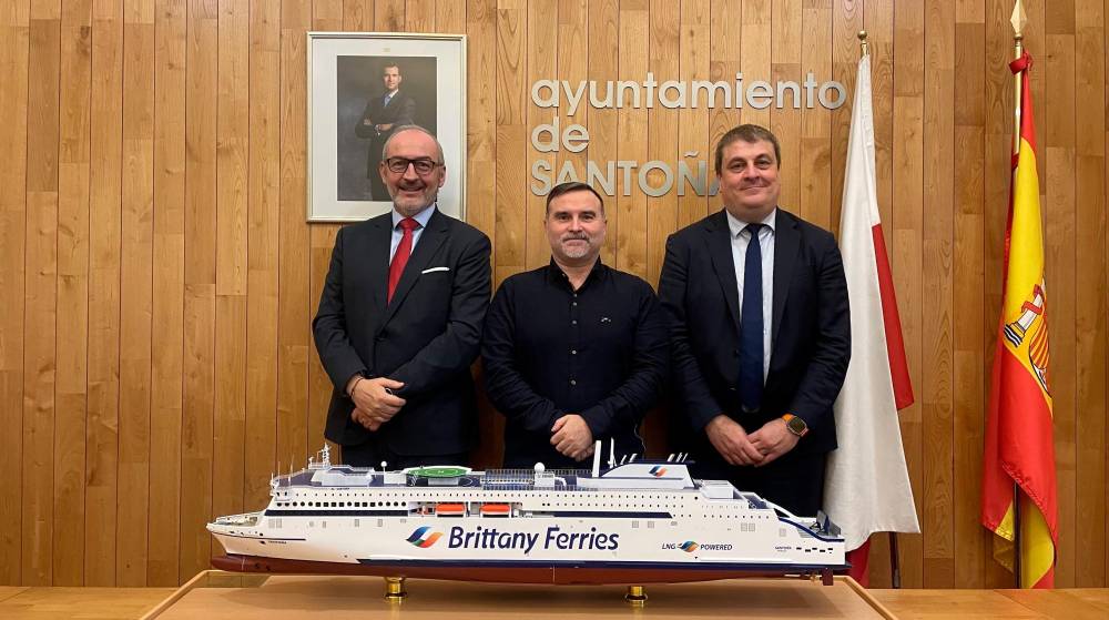 Brittany Ferries entrega al alcalde de Santoña una maqueta del buque “Santoña”