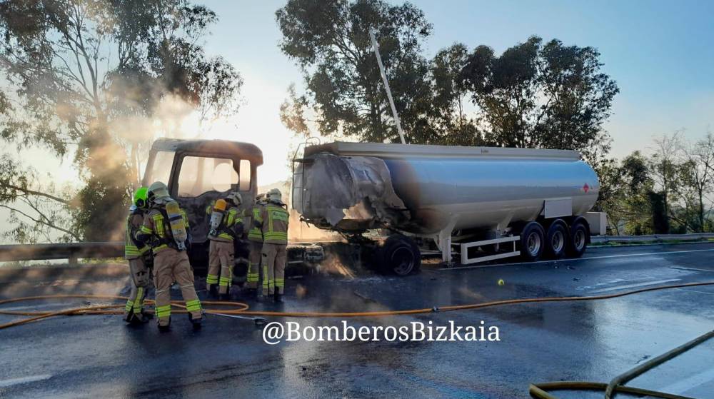 Fallece un camionero en el incendio de un camión cisterna en el acceso al Puerto de Bilbao