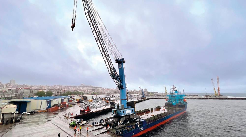 Pérez Torres Marítima duplica su capacidad en Vigo con una grúa móvil Liebherr LHM 400