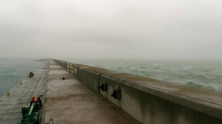 Así está impactando el temporal en el dique norte del Puerto de Valencia.