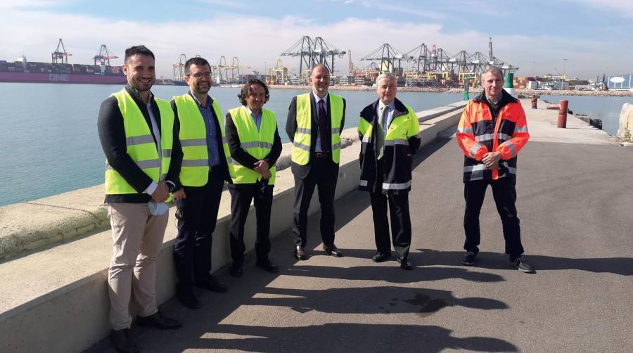 Un momento de la visita del director del Centro Nacional del Hidrógeno, Emilio Nieto (tercero por la derecha), acompañado por representantes de la APV y de la Fundación Valenciaport.