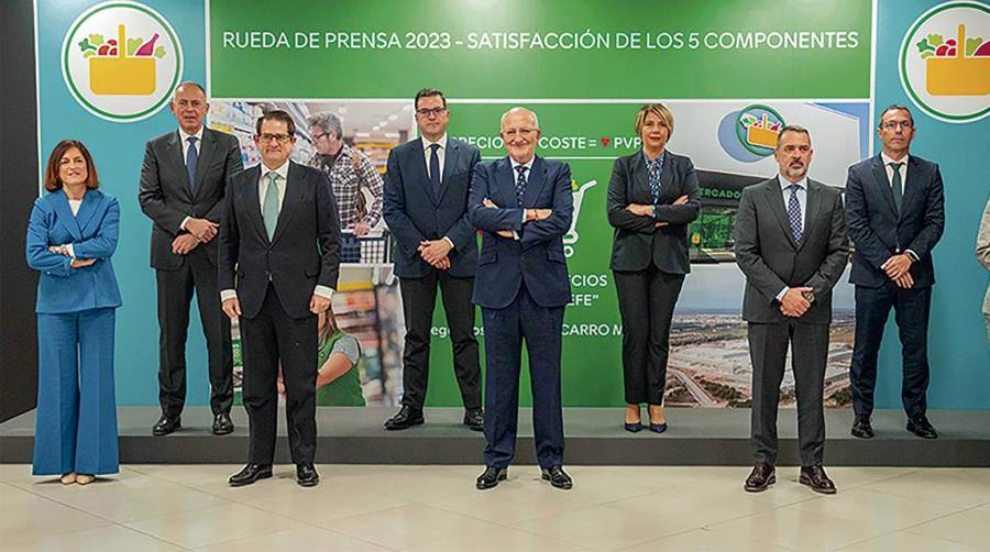 Juan Roig, presidente de Mercadona, al frente de su comité de Dirección.