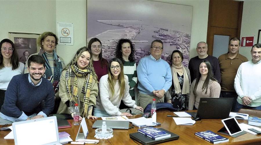 Alumnos del curso junto al profesor José Muñoz (sexto por la derecha).