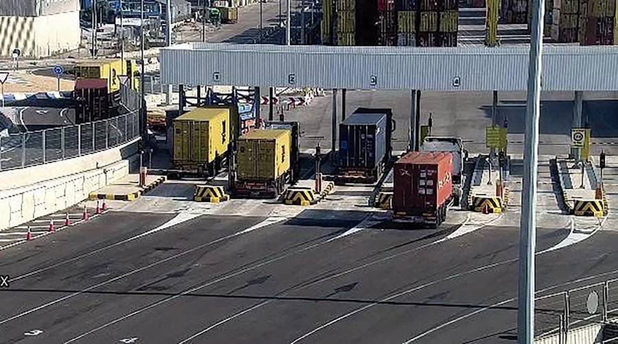 El Puerto de Valencia gestionó ayer 4.878 admisiones y entregas de contenedores por carretera