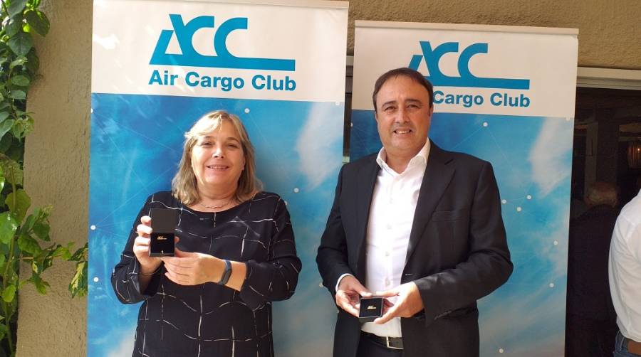 Concretamente, el Air Cargo Club ha entregado el pin de nuevos socios a Ainhoa Carri&oacute;, de e2e Logistics, y Juan Ram&oacute;n Fern&aacute;ndez de Sola, de AFS. Foto J.C.S.