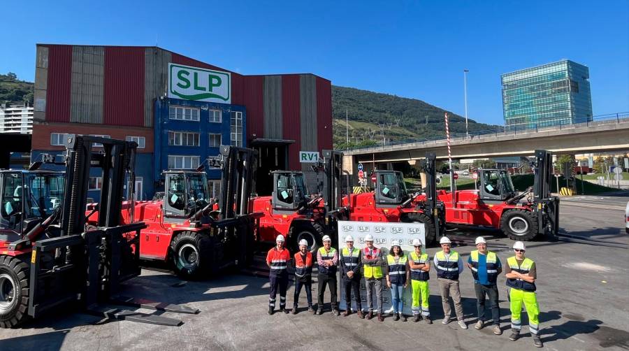 El equipo de operaciones de SLP junto al de puesta en marcha de Kalmar, donde figuran, ntre otros, Ignacio de Sebastián, MEQ Solutions Sales Manager de Kalmar; Aitor González, director de Operaciones de SLP, y Manu Pérez Riveras, director general de SLP.