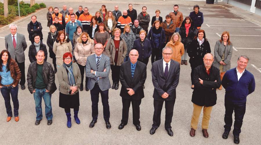 Una representación de los trabajadores de Coma y Ribas con su director general, Ramon Margalef, en el centro de la primera fila.