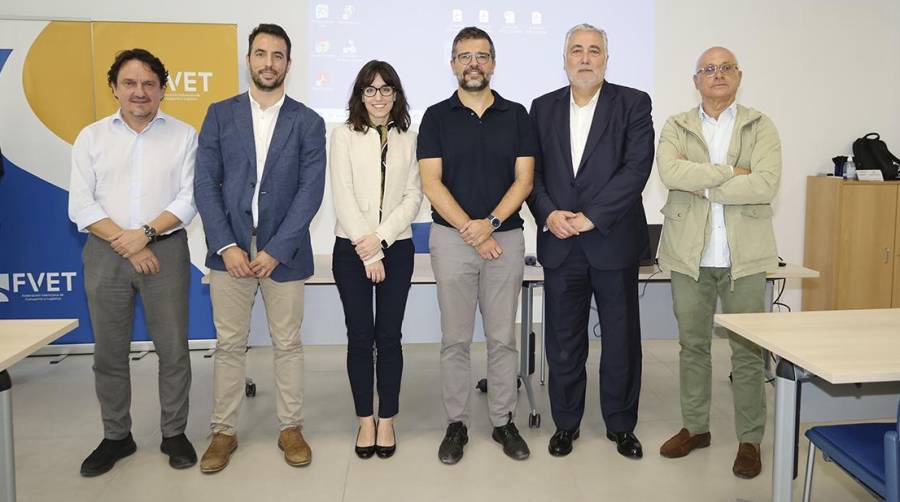 Antonio Torregrosa, director general de la Fundación Valenciaport; Rubén Sendín, miembro del Departamento de Biocombustibles de CEPSA; Marina Arroyo, técnico del equipo de Innovación de la Fundación Valenciaport; Josep Sanz, director de Transición Energética y Sostenibilidad de la Fundación Valenciaport; Carlos García, secretario general de la Federación Valenciana de Empresarios del Transporte y la Logística; y Javier Cubas, consultor senior para el Desarrollo del Clúster Portuario de la Fundación Valenciaport. Foto R. T.