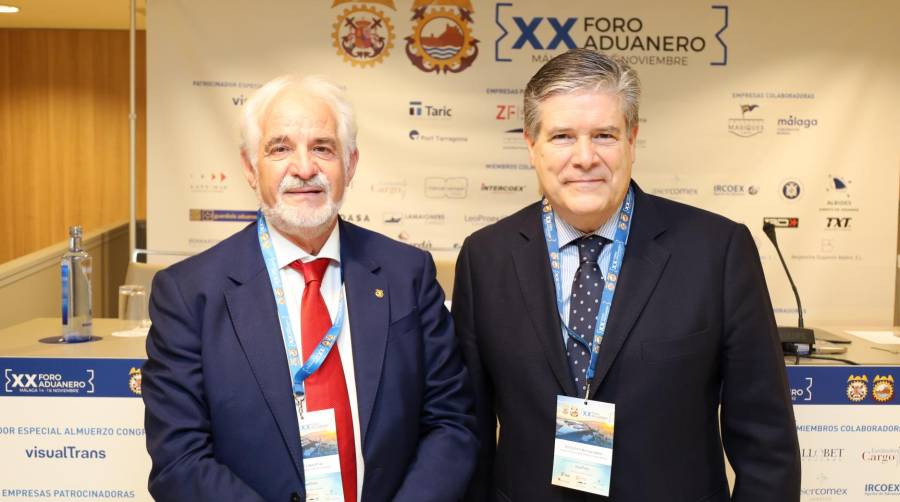 Manuel López, presidente del Colegio Oficial de Agentes de Aduanas y Representantes Aduaneros de Tarragona; y Bartolomé Borrego, vocal adscrito y experto en Administración Electrónica y Procedimientos Tributarios y Aduaneros Electrónicos. Foto R. T.