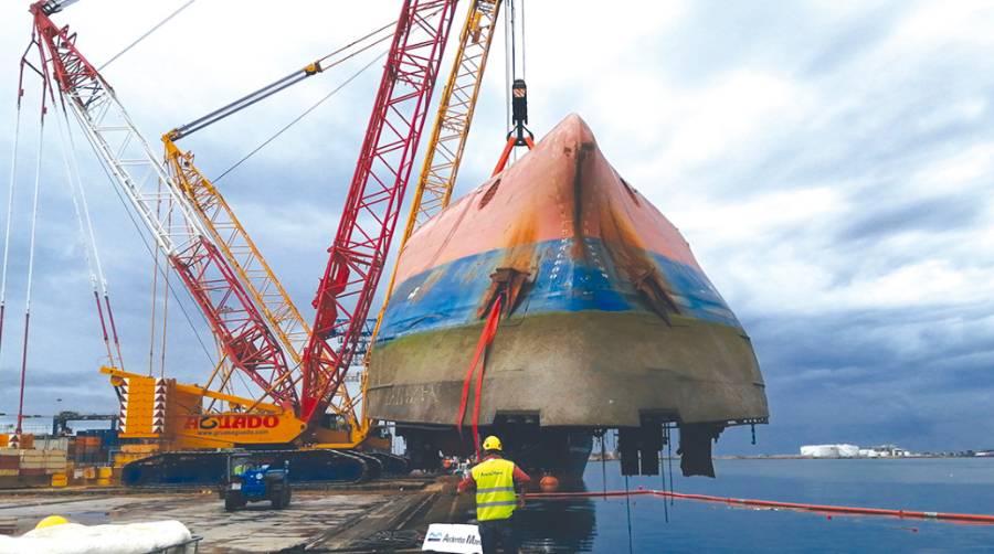 La pasada semana se iz&oacute; el buque siniestrado y fue colocado en el muelle del Centenario.