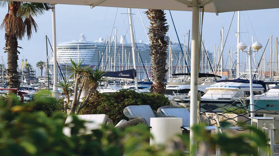 El puerto de Alicante recibe al primer crucero de los 14 que lo visitar&aacute;n este mes