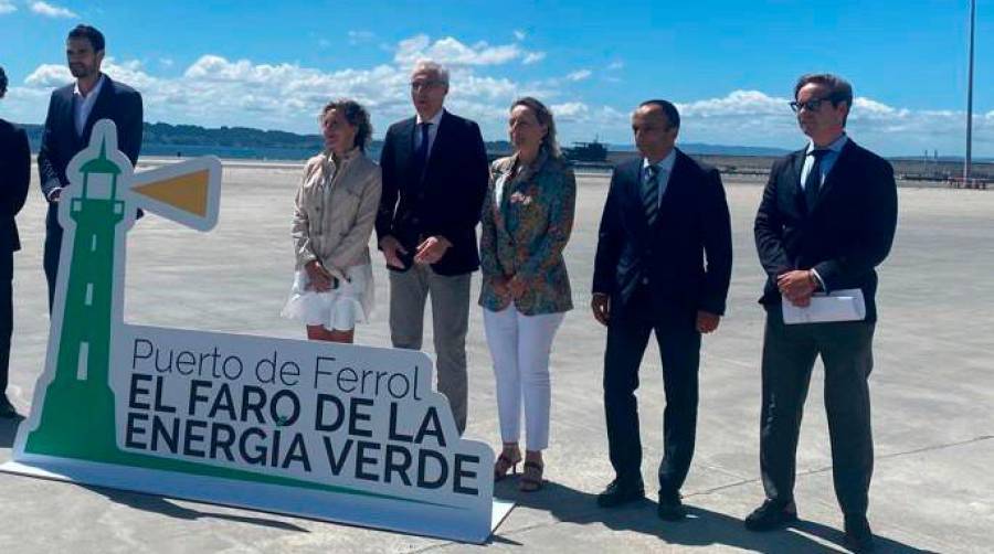 De izquierda a derecha: el director de Energía del Instituto Tecnológico de Galicia, Santiago Rodríguez; el director xeral de Planificación Enerxética e Recursos Naturais, Pablo Fernández; la delegada de la Xunta de Galicia en Ferrol, Martina Aneiros; el vicepresidente primero de la Xunta, Francisco Conde; la secretaria xeral de Industria, Paula Uría; el presidente de la Autoridad Portuaria, Francisco Barea; y su director, Jesús Casás.