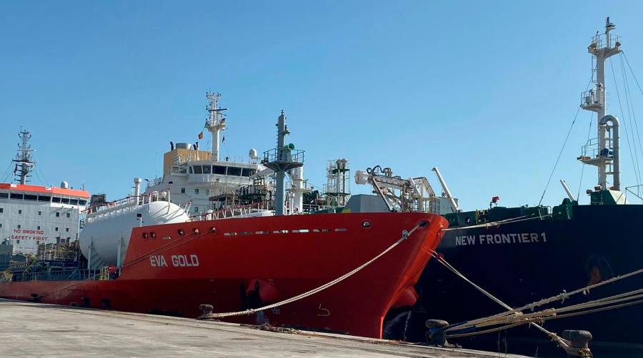 El suministro se ha realizado en atraque, en el Muelle de Isla Verde Exterior, con el buque cisterna de GNL NEW FRONTIER1.