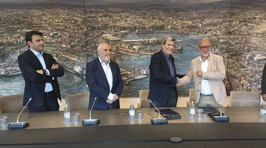 Un momento de la firma del convenio entre la APV y SASEMAR. Aurelio Martínez, presidente de Valenciaport, y José Luis García Lena, director de SASEMAR, en el centro de la imagen, han suscrito el convenio.