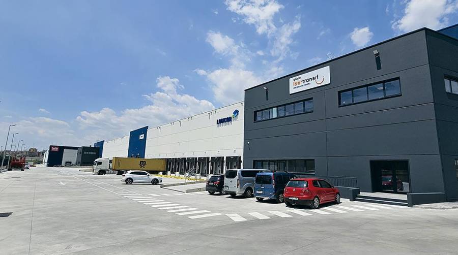 La nueva nave de Palletways en Parets del Vallès cuenta con 6.100 metros cuadrados, con 10 muelles de carga, dos rampas de acceso, zona de picking y capacidad de almacenamiento superior a los 3.000 pallets.