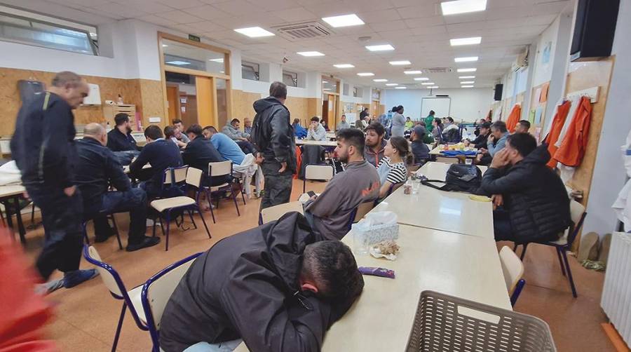 Algunos trabajadores atrapados en el Polígono Industrial de Riba-roja durante la pasada noche.