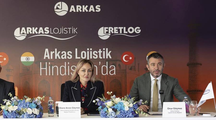 Muharrem Dursun, socio director de Fretlog, Diane Arcas Göçmez, Vicepresidenta de Arkas Holding y Onur Göcmez, Presidente de Arkas Holding Logistics Group.