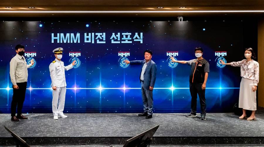 El CEO y presidente de HMM, Kim, Kyung Bae (tercero por la derecha) y los trabajadores en la presentación de la estrategia a medio y largo plazo celebrada en la sede de la compañía en Seúl el 14 de julio.