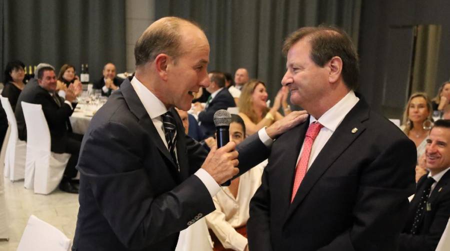 Carlos González-Chas Picó, presidente del Colegio Oficial de Agentes y Representantes Aduaneros de A Coruña y Lugo; y Antonio Llobet, presidente del Consejo General de Colegios de Agentes y Representantes Aduaneros de España. Foto R. T.