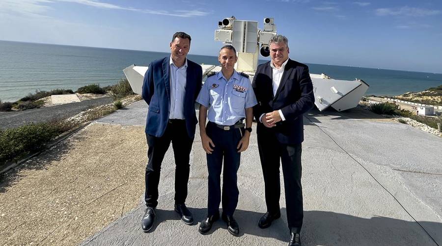 El presidente de la Autoridad Portuaria de Huelva, Alberto Santana; el coronel José Antonio Quesada, director del CEDEA y el director en funciones del puerto onubense, Alfonso Peña.