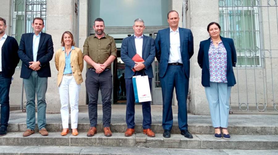 El presidente del Puerto de Vigo, Carlos Botana (segundo por la derecha), ha recibido a la delegación de Cork.