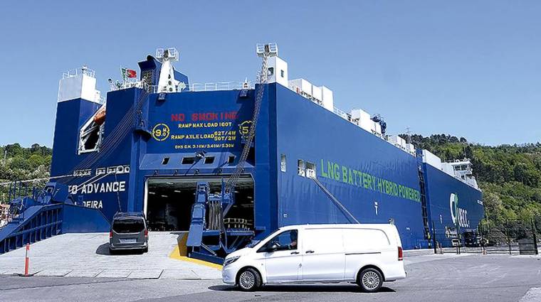 Carga de automóviles en un buque de UECC en el Puerto de Pasaia.