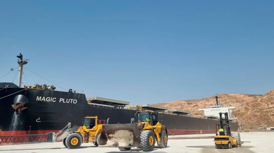 El buque “Magic Pluto” transportará 72.000 t de yeso desde Almería a Canadá