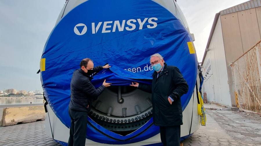 Puerto de Almería recibe un aerogenerador Vensys para el parque eólico experimental de Guadix