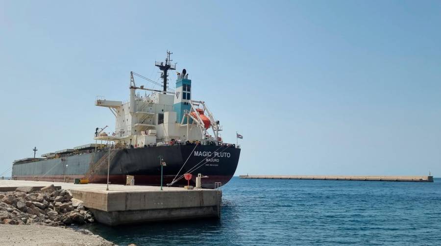 El buque “Magic Pluto” transportará 72.000 t de yeso desde Almería a Canadá