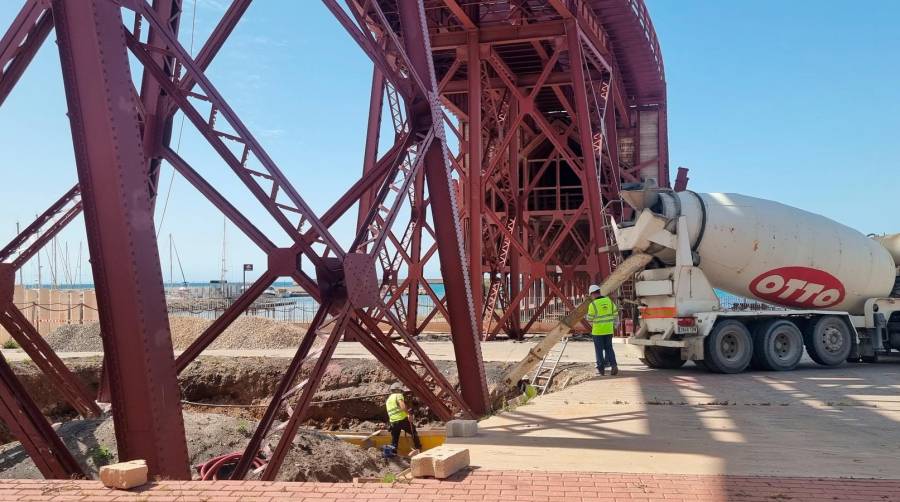 Comienza la reparación de las cimentaciones del Cable Inglés del Puerto de Almería