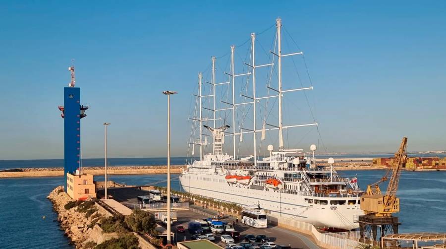 El Puerto de Almería acoge casi 250 turistas del “Wind Surf”