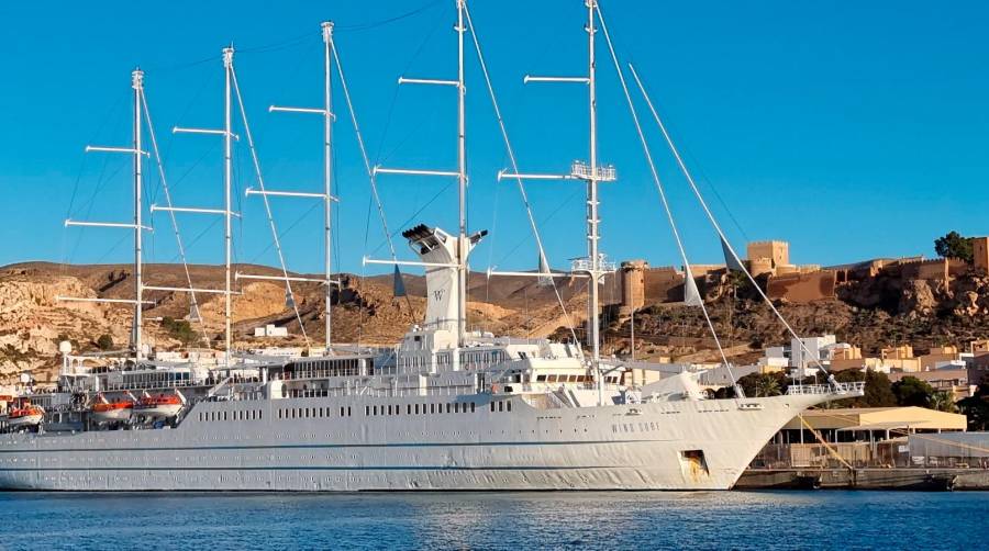 El Puerto de Almería acoge por tercera vez la escala del crucero “Wind Surf”