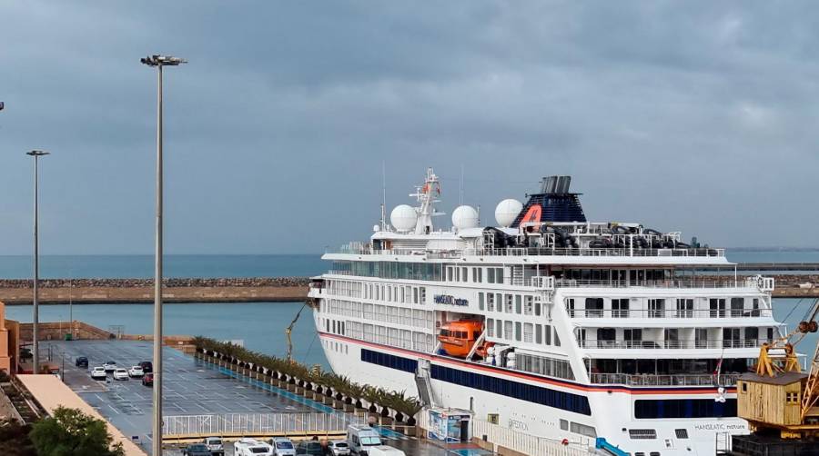 Llega a Almería el crucero “Hanseatic Nature”