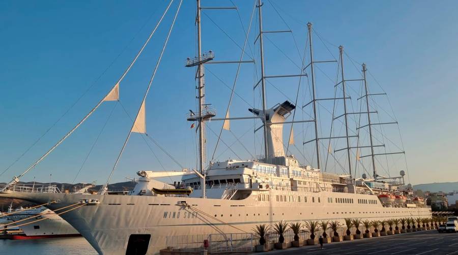 El Puerto de Almería acoge casi 250 turistas del “Wind Surf”