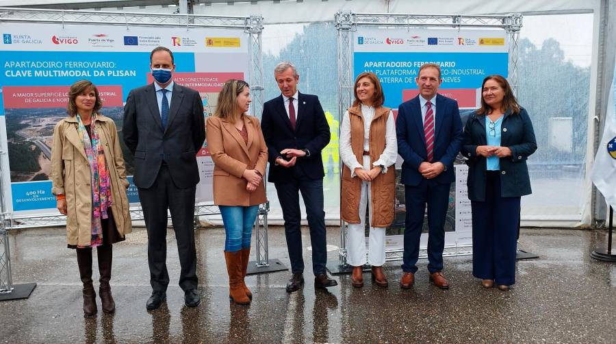 El presidente de la Xunta de Galicia, Alfonso Rueda (centro) y el presidente de la Autoridad Portuaria de Vigo, Carlos Botana (segundo izquierda), han participado en el acto de inicio de las obras.