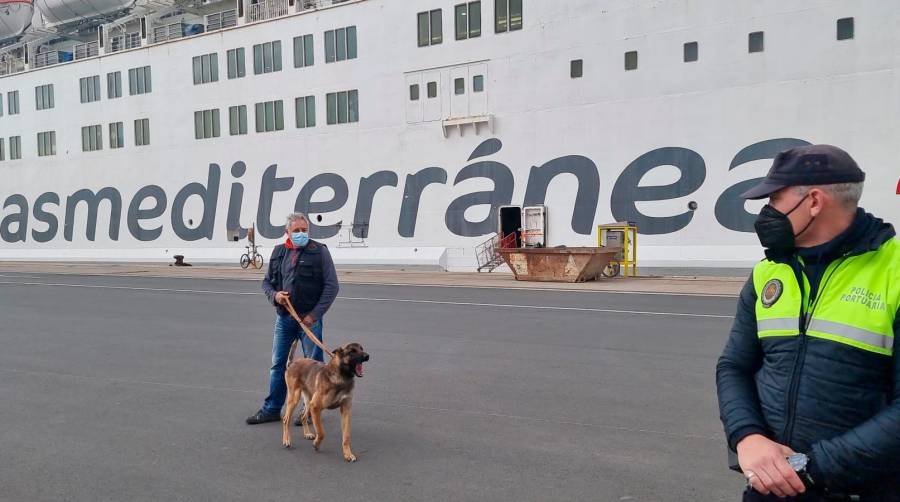 Un simulacro con un falso artefacto explosivo moviliza a la tripulación de un ferry y a las fuerzas de seguridad en el Puerto de Almería.