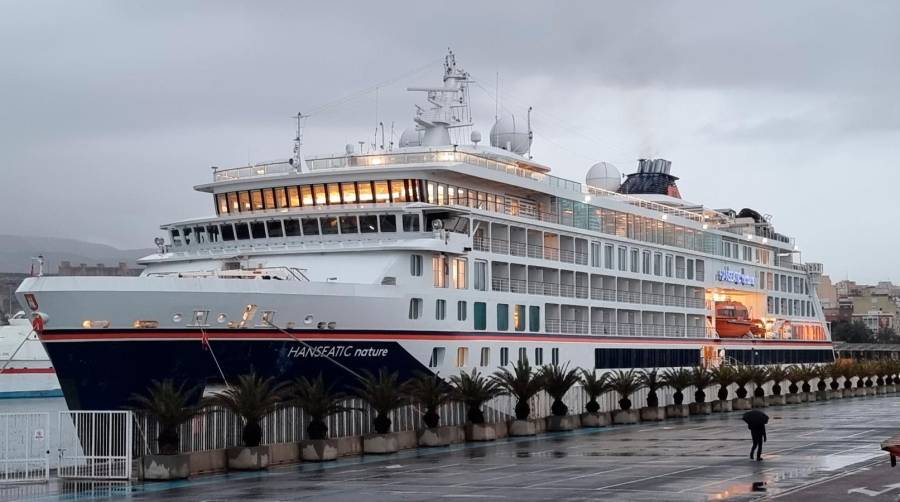 Llega a Almería el crucero “Hanseatic Nature”