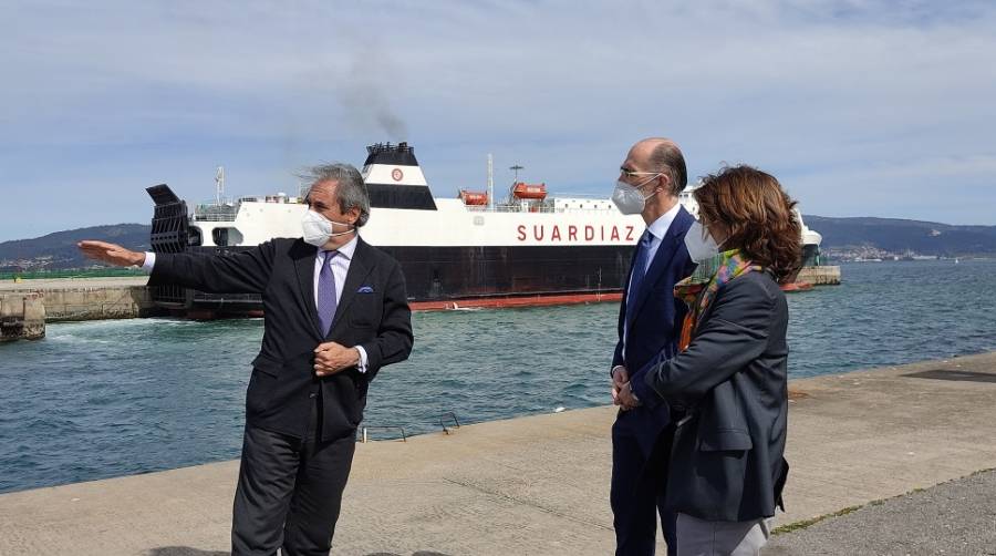 El presidente del Grupo Suardiaz, Juan Riva (izquierda), ha informado este jueves a su hom&oacute;logo en la Autoridad Portuaria de Vigo, Jes&uacute;s V&aacute;zquez Almu&iacute;&ntilde;a, sobre un proyecto que busca reducir la huella de carbono en el Corredor Mar&iacute;timo Atl&aacute;ntico.