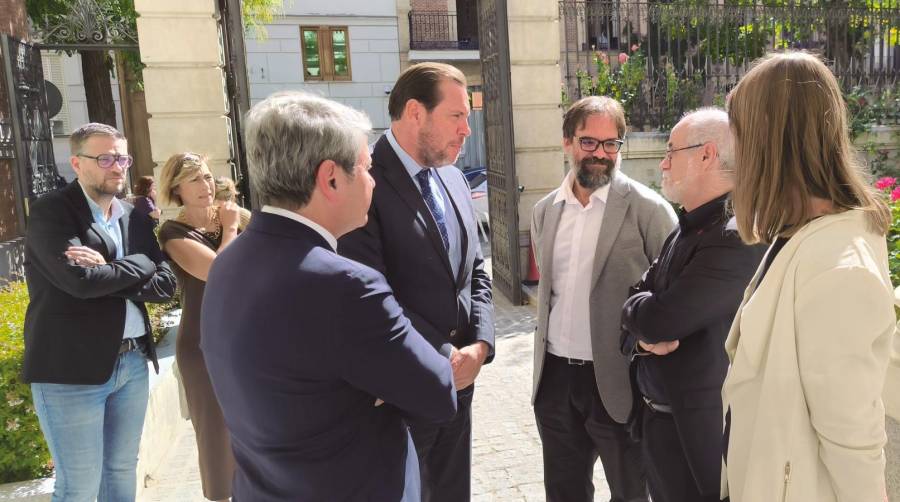 El ministro de Transportes, Óscar Puente, conversa con el urbanista Carlos Moreno, en presencia del secretario general de Movilidad Sostenible, Álvaro Fernández Heredia, ayer al inicio del acto. Foto M.J.