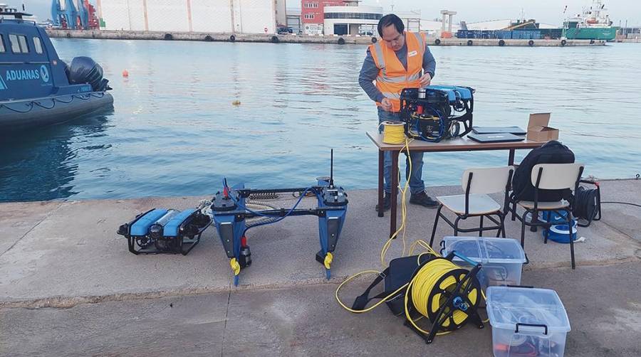 En la prueba se ha utilizado un robot submarino con umbilical y dos módems inalámbricos ópticos VLC.