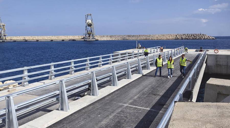 Almería concluye la conexión a tierra del duque de alba de Carboneras